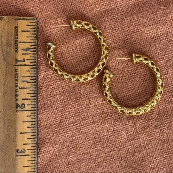 Vintage Elegant Gold Hoop Earrings - Picture 2 of 4